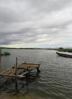 vista al lago limboto por la tarde. puesta de sol en el lago limboto, indonesia. foto