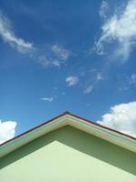 El techo del edificio con el telón de fondo de un brillante cielo azul nublado