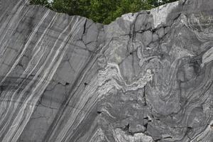 depósitos de mármol natural en el bosque foto