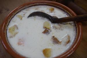 sopa de pescado rojo con crema en una olla foto