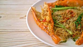 Fideos salteados y mimosa de agua con gambas de río video