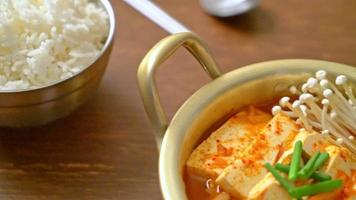 sopa de kimchi con tofu - estilo de comida coreana video
