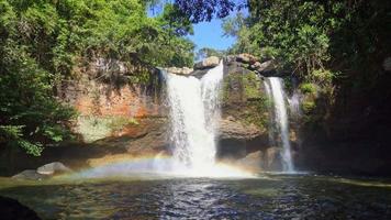 prachtige haew suwat-waterval in het nationale park van khao yai in thailand video