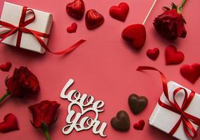 Cajas de regalo con cinta roja y rosas rojas, concepto de día de San Valentín
