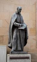 estatua en homenaje a francisco lopez de gomara foto