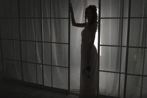 chica con un vestido blanco en la puerta. foto
