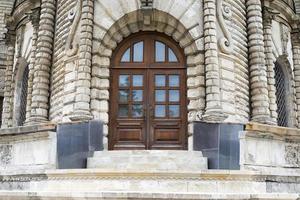 puerta vieja en iglesia de la ascensión. foto