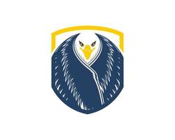 escudo de protección con águila y ala en el interior vector