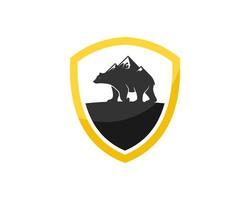 escudo simple con oso de montaña caminando dentro vector