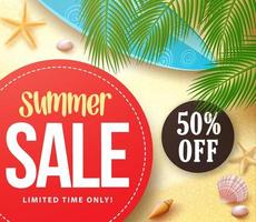 Venta de verano en círculo rojo con hojas de palma en la arena para el banner de promoción de marketing de temporada de verano. vector