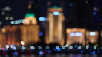 la vista nocturna del bund de shanghai con las luces borrosas efectivas foto