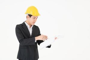 Ingeniero de construcción masculino asiático seguimiento del progreso de la construcción