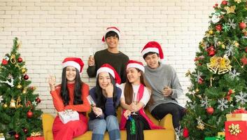 grupo de hermosos jóvenes asiáticos en la fiesta de navidad foto