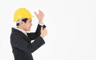 Ingeniero de construcción masculino asiático sigue el progreso de la construcción e infeliz foto