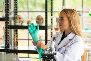 Mujeres científicas en el laboratorio de química en el laboratorio de ciencias. foto