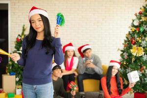 grupo de hermosos jóvenes asiáticos en la fiesta de navidad foto