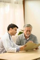 los ancianos están escuchando los consejos de los médicos sobre el tratamiento de enfermedades y la atención médica en la vejez. foto