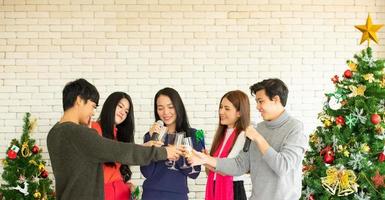 grupo de hermosos jóvenes asiáticos en la fiesta de navidad foto