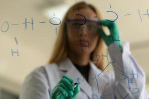 mujeres en el laboratorio de quimica foto