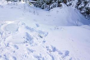 Ángel de nieve en la nieve en el paisaje de montaña brocken harz Alemania foto