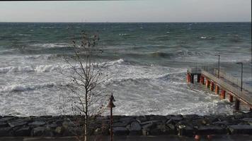 Sudoeste y fuertes olas en el mar de Mármara en la temporada de invierno en Estambul, Turquía