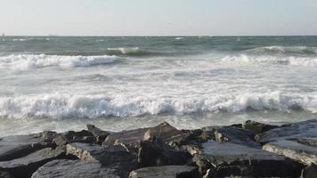 Südwesten und schwere Wellen im Marmarameer in der Wintersaison in Istanbul, Türkei video