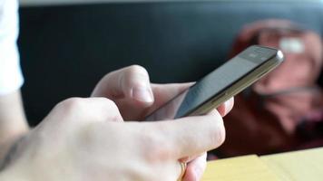 close-up homem usar celular vender telefone navegar na internet redes sociais como foto video