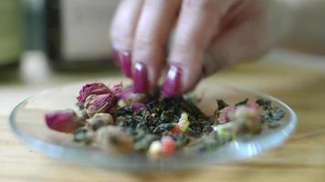 hojas de té y flores vertidas en un platillo: el arte del té hermoso video