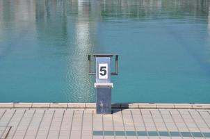 trampolín de piscina con espacio de copia foto