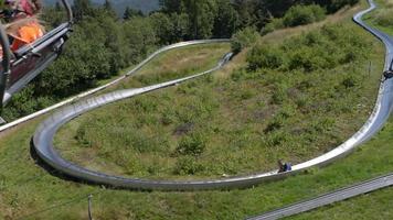 la ruta para el bobsleigh de verano en la colina del trineo de metal