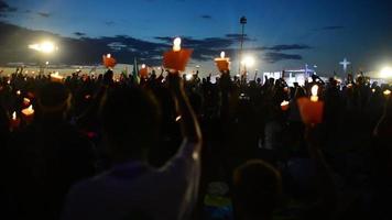 bougies de prière nocturne dans leurs mains - journées mondiales de la jeunesse, cracovie 2016 video