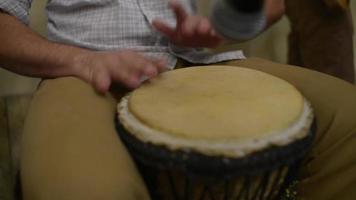 jouer du tambour bongo en gros plan - main tapant sur un tambour bongo en gros plan