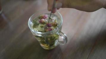 chá de ervas em um copo mexendo na colher video