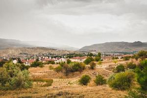 pintorescas casas rurales de capadocia a lo largo de la carretera de goreme con un paisaje escénico. bienes raíces en anatolia central. pavo foto