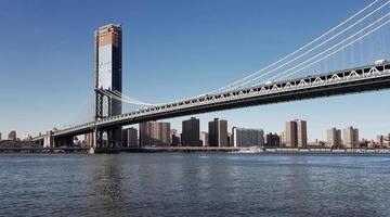 Vista de la ciudad de Nueva York con el puente de Manhattan en primer plano foto