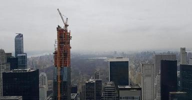 Vista panorámica de la ciudad de Nueva York con rascacielos en construcción foto