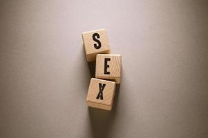 palabra sexo con cubos de madera. foto