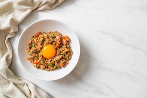 arroz frito con salmón y huevo encurtido encima foto