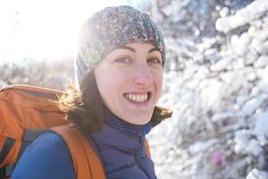 mujer en una caminata de invierno. foto