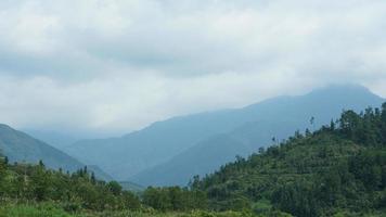 los hermosos paisajes de las montañas con el bosque verde y el pequeño pueblo como fondo en el campo de China foto