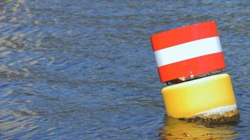 bóia flutuante de aço amarelo vermelho e branco na água do rio spree video