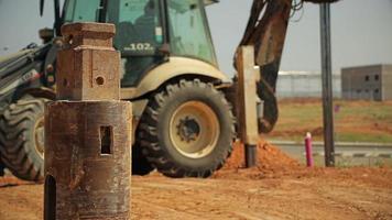 tractor con un dispositivo de perforación en un sitio de construcción video