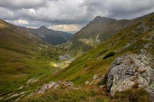 nubes de tormenta en las montañas del oeste de Tatra con vistas al lago raczkowe y jakubina. foto