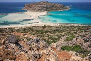 playa en la laguna de balos en el lado occidental de la isla de creta, grecia. foto