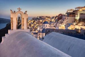 Iglesia de Santorini en el pueblo de Oia al atardecer. Grecia. foto