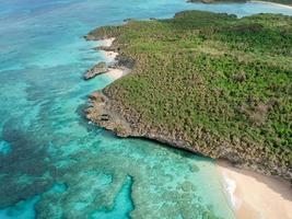 playas de arena en la costa de la isla de miyakojima, okinawa, japón. foto