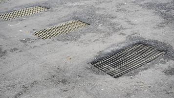 agujero de drenaje en el medio de la carretera foto