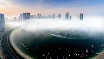 paisaje de la ciudad en la niebla