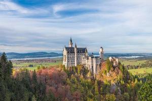 Castillo de Neuschwanstein en un hermoso otoño, Fussen, Baviera, Alemania foto