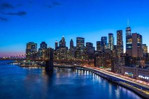 Puente de Brooklyn en el centro de Manhattan con el paisaje urbano por la noche Nueva York, EE.